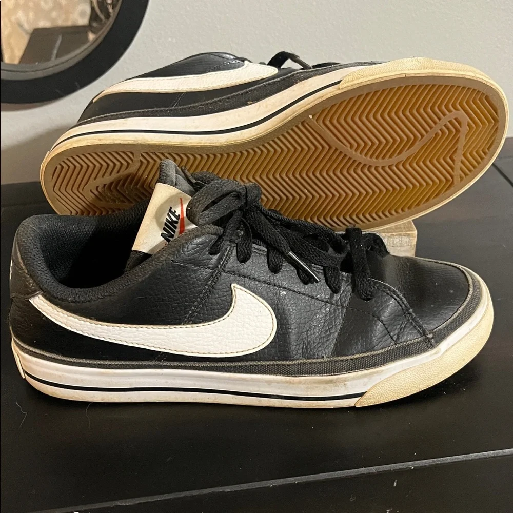 Nike Black and Cream Casual Shoes - Picture 2 of 2